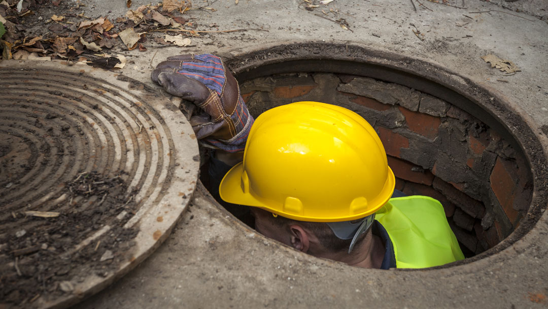 Enter and work in confined spaces Enter and work in confined spaces